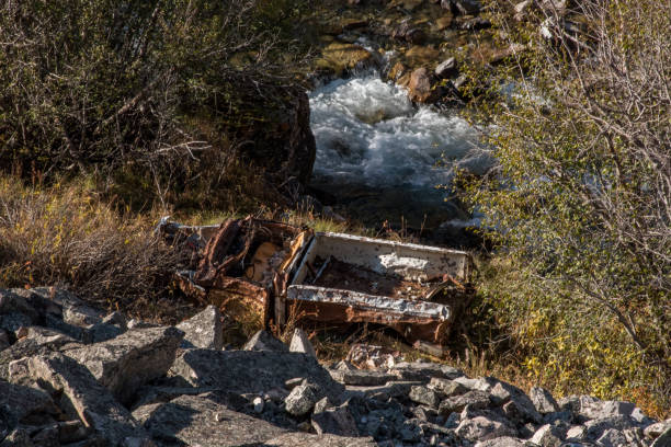 viejo camión que cruzó el acantilado desde un empinado y rocoso camino de tierra estrecho de un carril en las montañas rocosas de ee. uu. - crystal fotografías e imágenes de stock