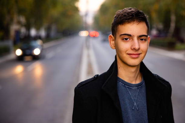 беззаботный 15-летний кавказский подросток, на городской улице - 17 year old стоковые фото и изображения