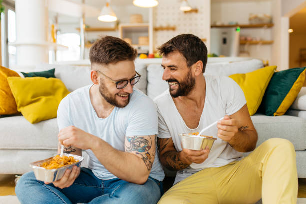atraente casado feliz comendo juntos - casal homossexual - fotografias e filmes do acervo