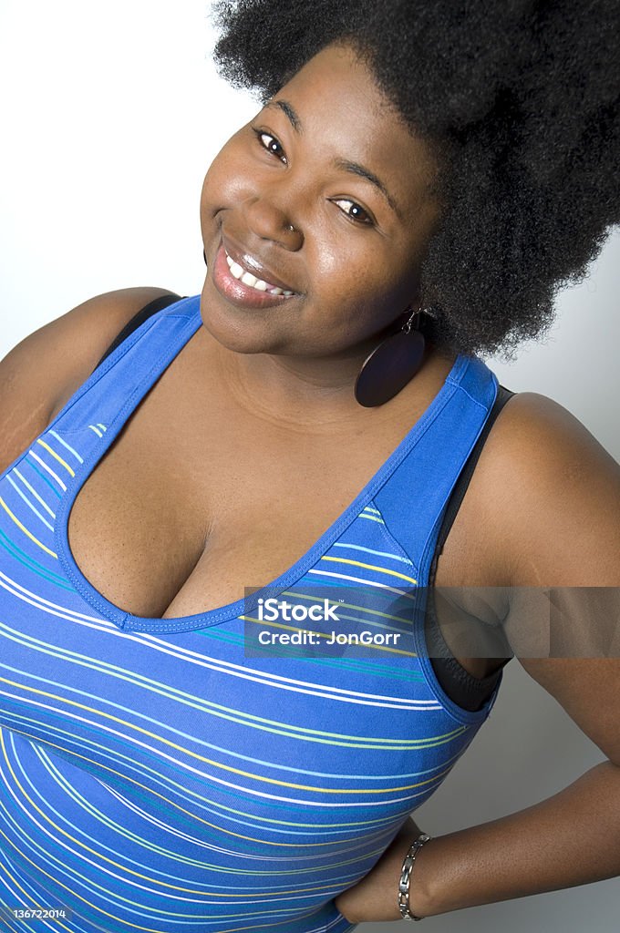 Heavy preto modelo feminino Pose em Afro e sorrir - Foto de stock de 20 Anos royalty-free