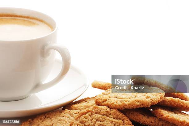 Taza De Café Y Galletas De Avena Foto de stock y más banco de imágenes de Alimento - Alimento, Amarillo - Color, Bebida