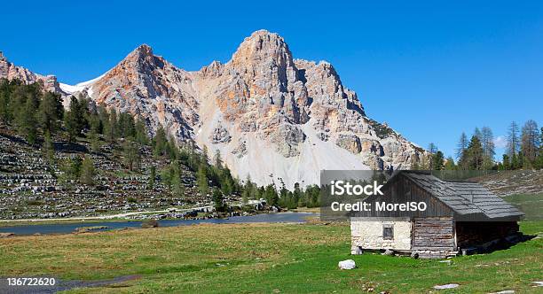 Dolomiten Italienische Alpenlandschaft Mit Hut Viehweide Und Berggipfel Stockfoto und mehr Bilder von Alpen