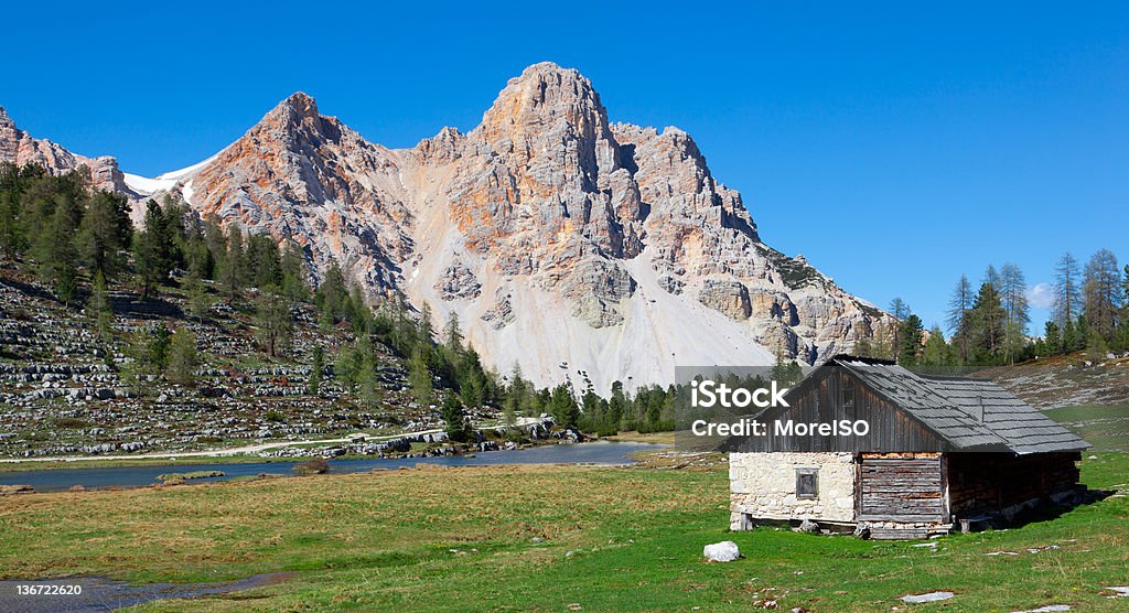 Alpes dolomíticos, italiana Alpes paisaje con Hut pasto y los picos de las montañas - Foto de stock de Aire libre libre de derechos