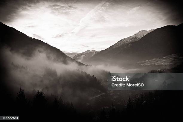 Долина В Туман Цвета Сепии — стоковые фотографии и другие картинки Без людей - Без людей, Больцано - Италия, Виньетка