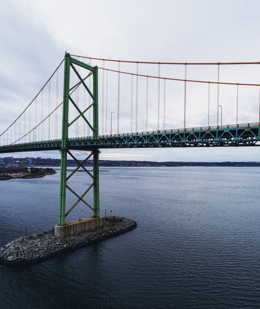 vue aérienne du pont suspendu - halifax nova scotia vertical traffic photos et images de collection