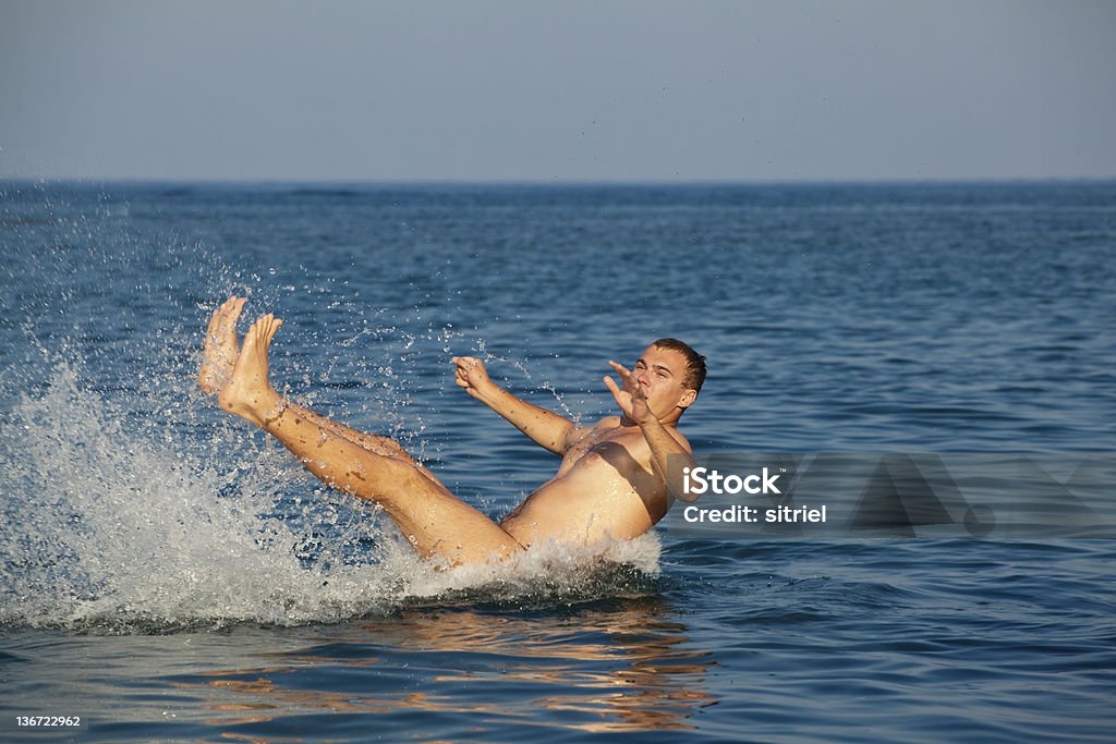 Młody człowiek Skoki w wodzie - Zbiór zdjęć royalty-free (Aktywny tryb życia)