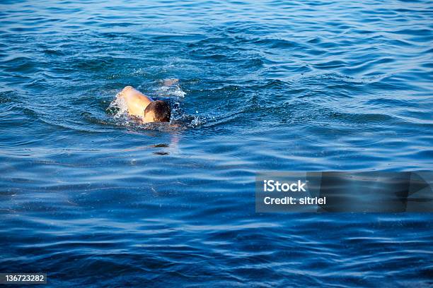 Młody Człowiek Pływanie W Morzu - zdjęcia stockowe i więcej obrazów Aktywny tryb życia - Aktywny tryb życia, Chlapać, Czynność