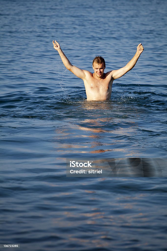 Młody człowiek relaksujący na morzu - Zbiór zdjęć royalty-free (Aktywny tryb życia)