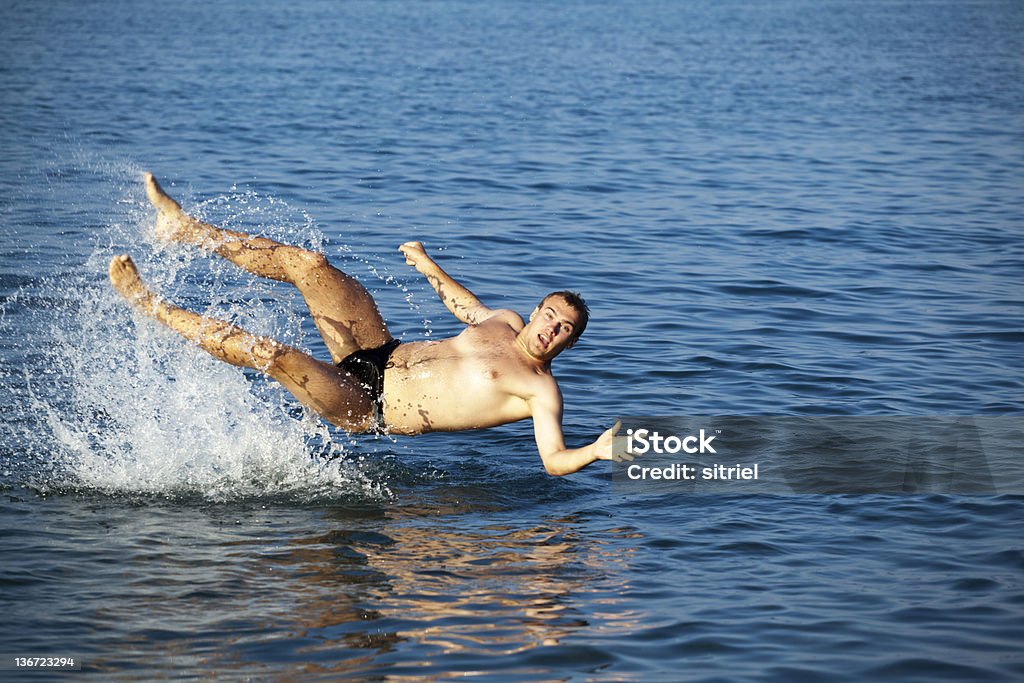 Młody człowiek Skoki w wodzie - Zbiór zdjęć royalty-free (Mężczyźni)