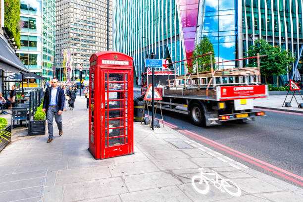 estrada do palácio de buckingham com pessoas andando na rua da calçada com caixa telefônica vermelha no centro de victoria londres - london england business telephone booth commuter - fotografias e filmes do acervo