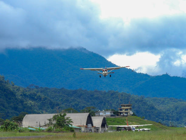 легкий самолет, летящий снизу - small airport cessna airplane стоковые фото и изображения