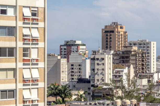edifícios no bairro do leblon, no rio de janeiro, brasil. - downtown district brazil rio de janeiro clear sky - fotografias e filmes do acervo