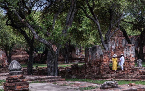 duas turistas andando em wat ratchaburana. ayutthaya, - ratchaburana - fotografias e filmes do acervo