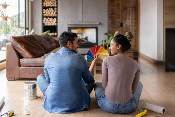 couple peignant leur maison et choisissant une couleur à partir d’une palette - design color swatch plan painting photos et images de collection