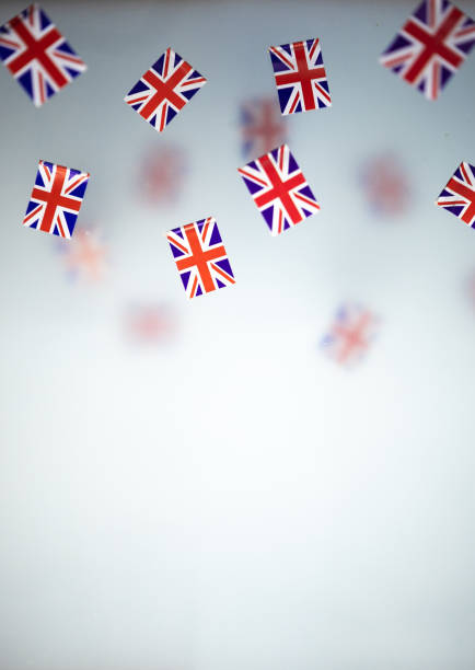 gran bretaña, país de fiesta nacional. mini banderas sobre un fondo transparente y brumoso. concepto patriotismo, orgullo y libertad. jubileo de platino de la reina isabel ii. - jubilee fotografías e imágenes de stock