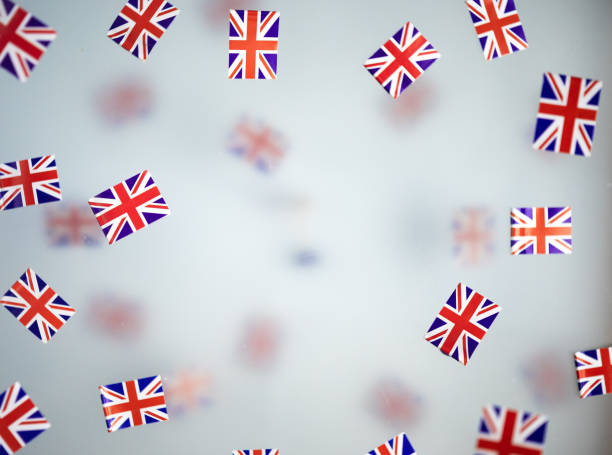 gran bretaña, país de fiesta nacional. mini banderas sobre un fondo transparente y brumoso. concepto patriotismo, orgullo y libertad. jubileo de platino de la reina isabel ii. - jubilee fotografías e imágenes de stock