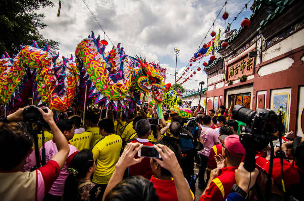 китайские танцоры драконов в китайском новом году chingay asian в джохор-бару, малайзия - china year new temple стоковые фото и изображения