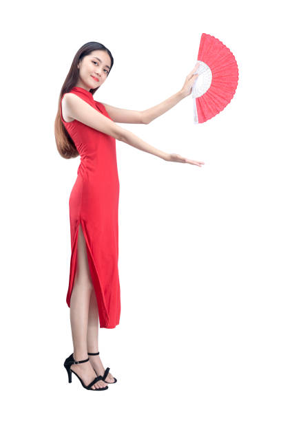뭔가를 보여주는 열린 손바닥으로 팬을 들고 청삼 드레스를 입은 아시아 의 중국 여성 - women open traditional culture human hand 뉴스 사진 이미지