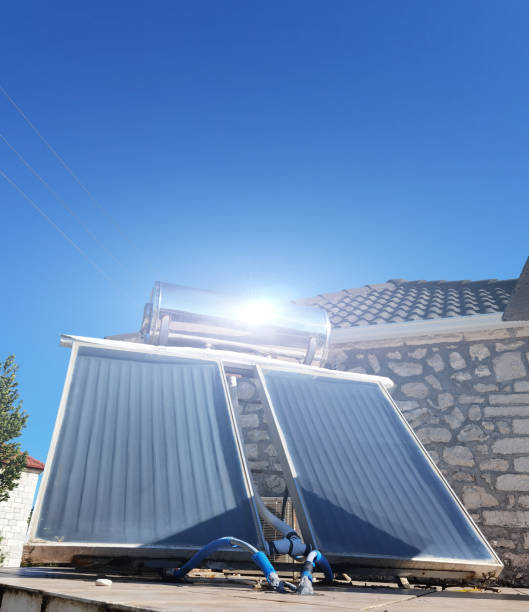 Solar-Photovoltaik-Module Und Glas-Wasser-Heizung-Rohre Auf Dach Stockfoto, Lizenzfrei