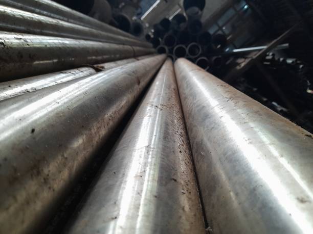 mucchio di tubi di ferro - pipeline pipe valve three dimensional shape foto e immagini stock