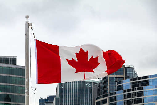 canadeese vlag met de rocky mountains in de achtergrond