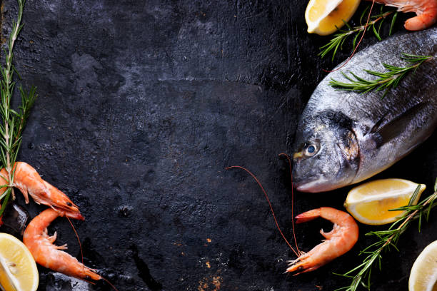 seafood on black background - iced fish imagens e fotografias de stock