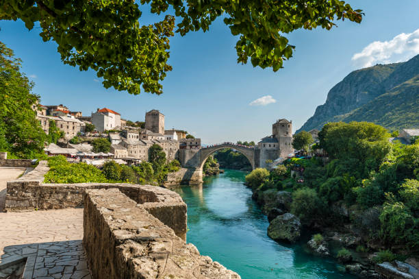 blick auf die alte brücke in mostar und den fluss neretva - mostar stock-fotos und bilder