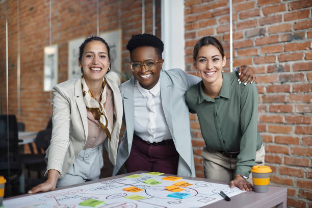 ¡son audaces y valientes en las oportunidades de negocio! - business meeting friendship office businesswoman fotografías e imágenes de stock