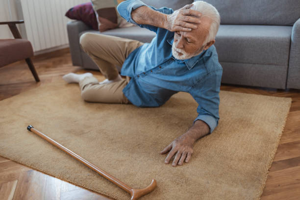 homme âgé handicapé allongé sur un tapis - falling senior adult people one person photos et images de collection