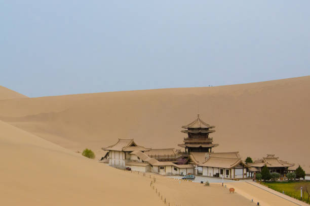 el templo en la montaña y el desierto de mingsha y el punto esc�énico de la primavera de la luna creciente en la ciudad de dunhuang, también es parte del desierto de gobi - dunhuang fotografías e imágenes de stock