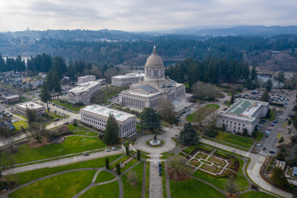 vue aérienne du capitole de l’état de washington - washington state capitol building photos et images de collection