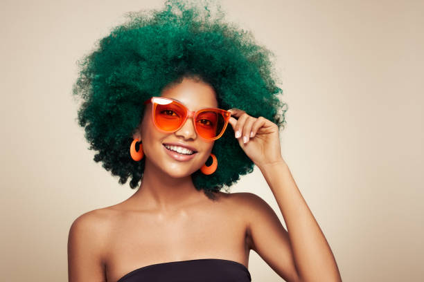 beauty portrait of african american girl in sunglasses - hair color dyed hair hair dye human hair imagens e fotografias de stock