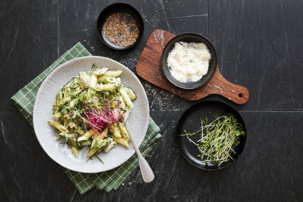 istock Italian Creamy Chicken Spinach Pasta 1367313608