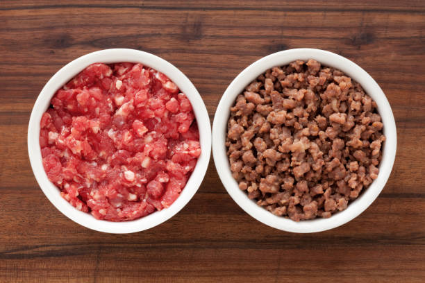 生とグリルのひき肉 - minced meat beef ground ストックフォトと画像