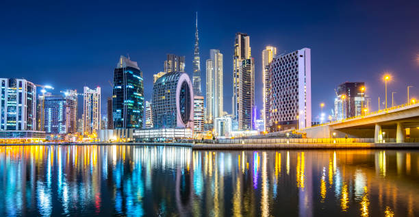 panorama de dubai, horizonte da cidade noturna, área da baía de negócios de dubai, emirados árabes unidos - dubai cityscape burj khalifa awe - fotografias e filmes do acervo