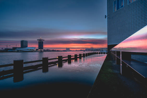 일출 동안 암스테르담 근처의 'ij' 호수 를 감상할 수 있습니다. - amsterdam skyline harbor night 뉴스 사진 이미지