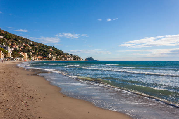 der strand von alassio, an der riviera di ponente küste - ponente stock-fotos und bilder