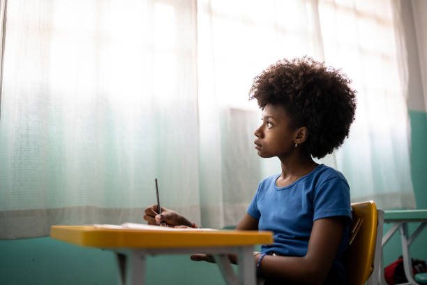 教室で熟考少女 - learning boredom studying child ストックフォトと画像