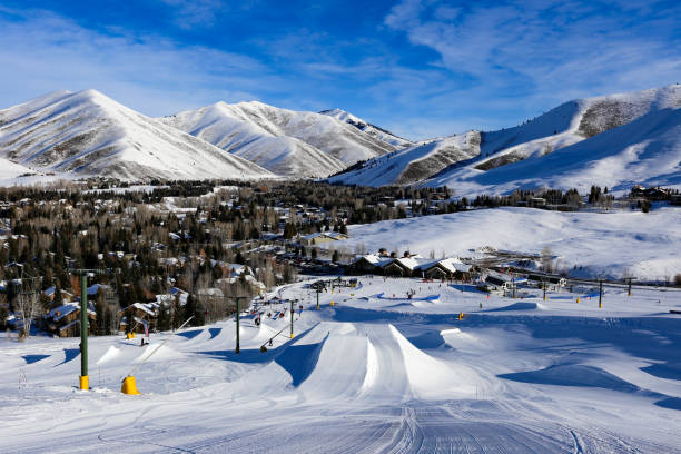 parc de terrain dollar mountain à sun valley, idaho - ski jumping hill photos et images de collection