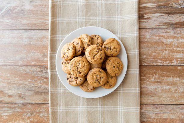 primo piano di biscotti di farina d'avena sul piatto - chocolate chip cookie bakery chocolate homemade foto e immagini stock