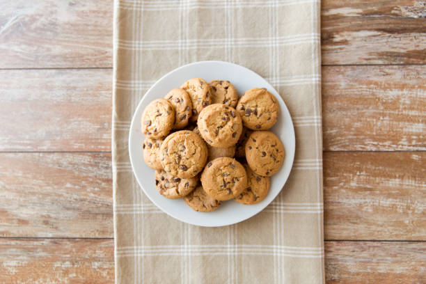 접시에 오트밀 쿠키의 클로즈업 - chocolate chip cookie cookie preparing food chocolate 뉴스 사진 이미지