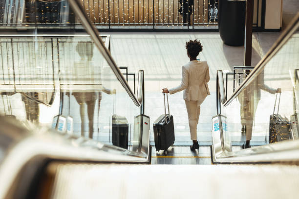 お客様を空港 - spending money adult african ethnicity bag ストックフォトと画像