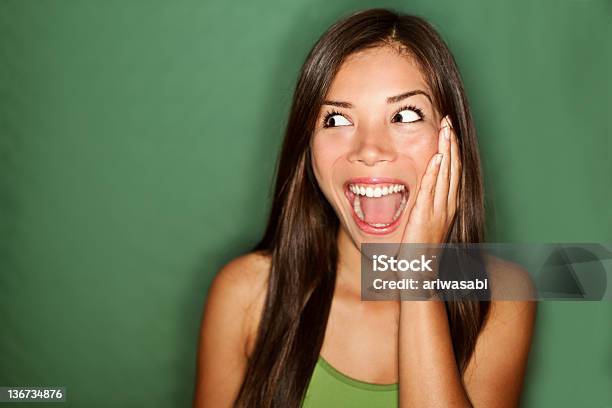 Maravíllesemujer Mirando Hacia El Lado De Excitación Foto de stock y más banco de imágenes de Sorpresa