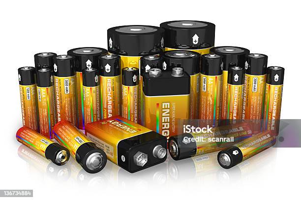 Gruppo Di Diverse Dimensioni Delle Batterie - Fotografie stock e altre immagini di Attrezzatura - Attrezzatura, Batteria - Fornitura di energia, Bianco