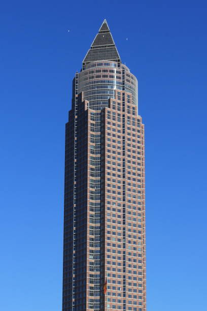 o messeturm, ou trade fair tower, é um arranha-céu situado em 63 andares e 257 m no distrito de westend-süd, em frankfurt, alemanha. - messeturn tower - fotografias e filmes do acervo