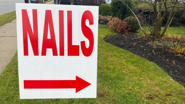 istock Nail salon sign with a red arrow 1367354478