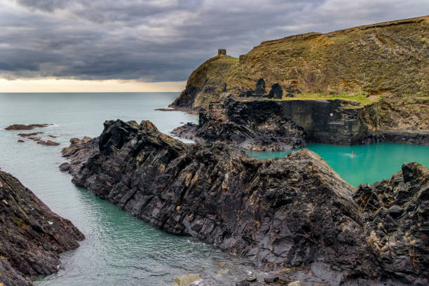 litoral dramático e céus de pôr do sol mal-humorados na lagoa azul perto de abereiddy em pembrokeshire, país de gales - industry uk park tourism - fotografias e filmes do acervo