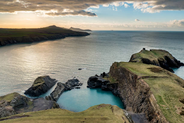 vista aérea de um litoral rochoso e lagoa em pembrokeshire, país de gales (blue lagoon, abereiddy) - industry uk park tourism - fotografias e filmes do acervo