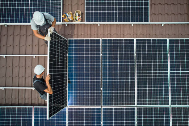 hombres técnicos montando módulos solares fotovoltaicos en el techo de la casa. - environmental conservation built structure solar power station building exterior fotografías e imágenes de stock