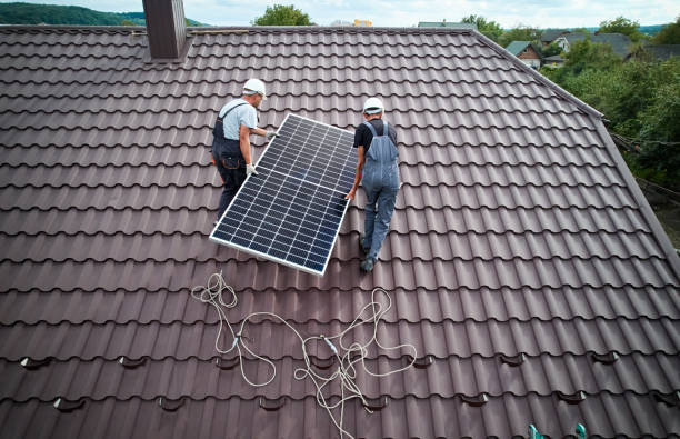 des techniciens hommes montent des modules solaires photovoltaïques sur le toit de la maison. - solar power station solar panel energy electrician photos et images de collection